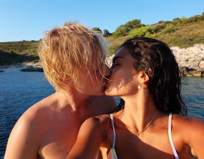 Seksual modelin çimərlik geyimində fotoları