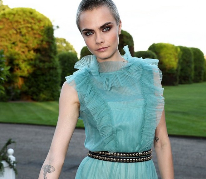 Kara Delevin qoluna fil döyməsi etdirdi