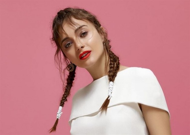 Aktrisa: “Günüm pis keçibsə, şam yandırıram”