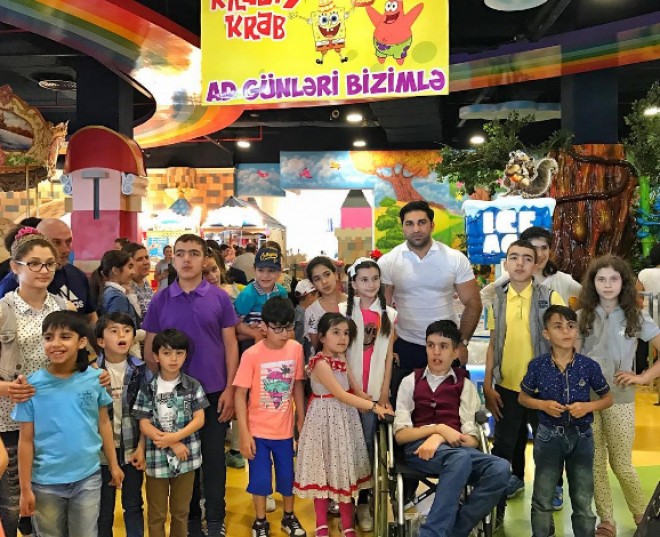 Kamil əlil uşaqları ziyarət etdi