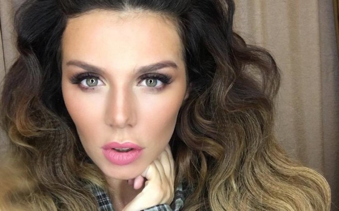 Anna Sedakova sinəsini nümayiş etdirdi - fotolar