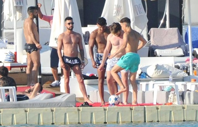 Futbolçu çimərlikdə dostları ilə əyləndi