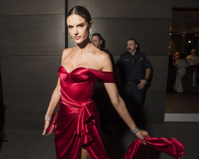 Alessandra Ambrassio əri ilə öpüşərkən - foto