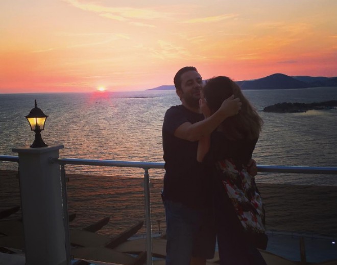 Bodrumda dincələn Samir: “Hər yer səninlə gözəldir, həyat yoldaşım”