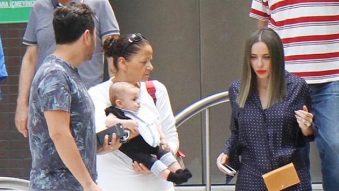 Baxıcıya ehtiyac yoxdu deyən ifaçı uşağını ona əmanət etdi