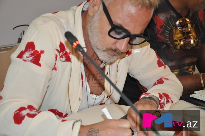 İnstaqram fenomeni döymələrini və ziynət əşyalarını nümayiş etdirdi