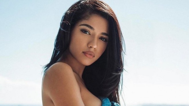 21 yaşlı fotomodeldən seksual fotolar