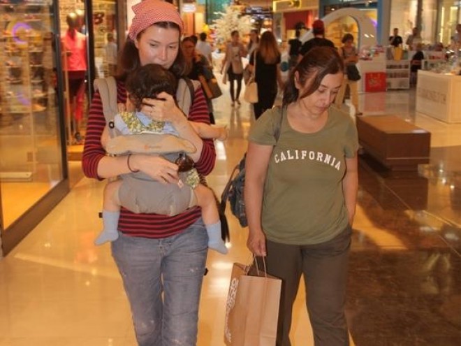 “Möhtəşəm yüz il”ın aktrisası ilk dəfə qızı ilə - foto