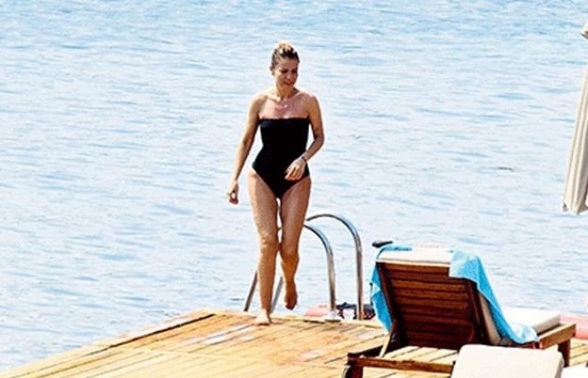 Gülben Ergen çimərlik geyimində