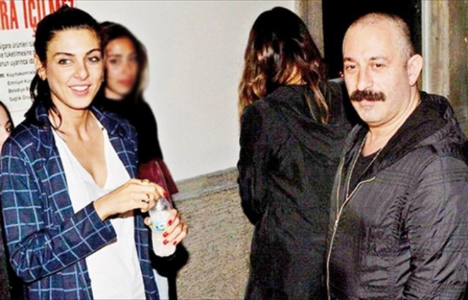 Cem Yılmazın sevgilisi onun izləyicisini təhqir etdi: "Yataqda idik"