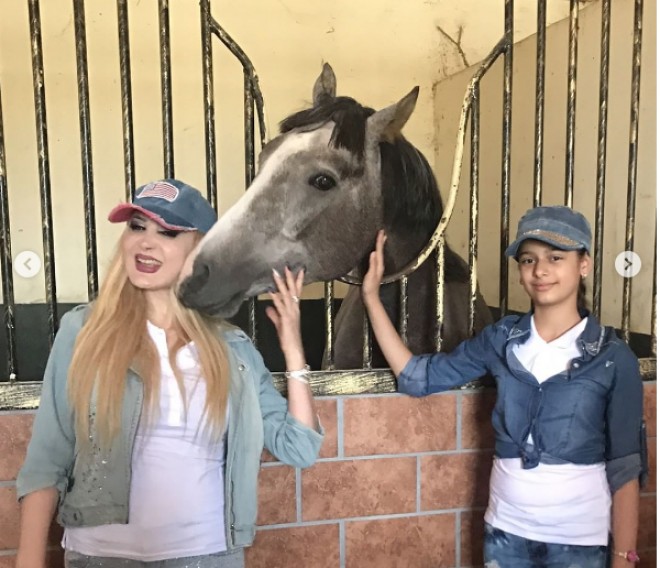 Məleykə Əsədovanın qızı ilə həftəsonu istirahəti