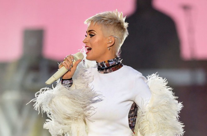 Keti Perridən nümunəvi addım - video