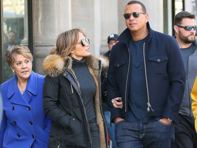 Sevgililər övladları ilə hovuzda - foto