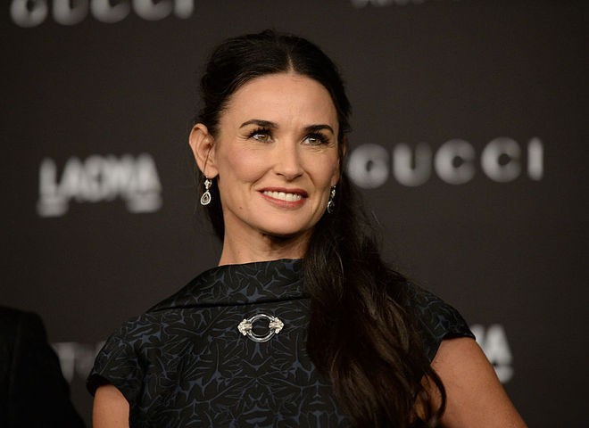 Aktrisa ön dişi olmadan verilişə gəldi - foto