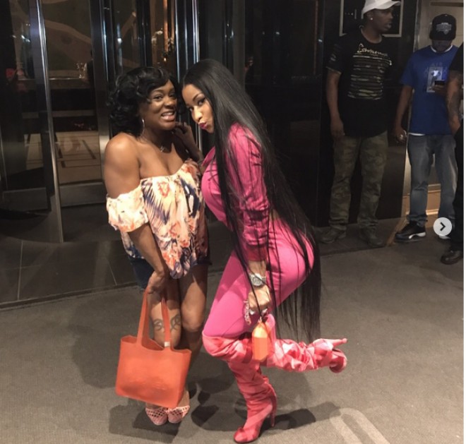 “Barbi” obrazına girən Niki Minaj hava limanında