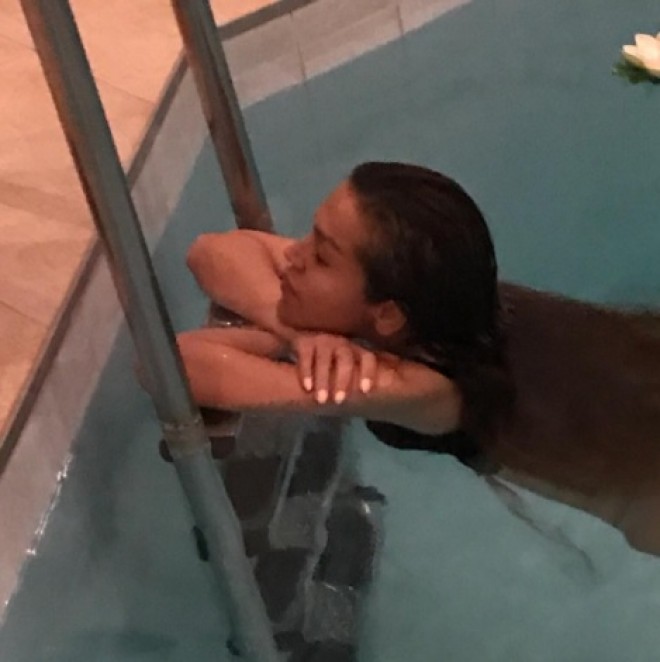 Rəqsanə hovuzda - foto+video