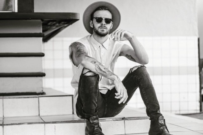 Hava limanında huşunu itirən müğənninin yeni fotosessiyası