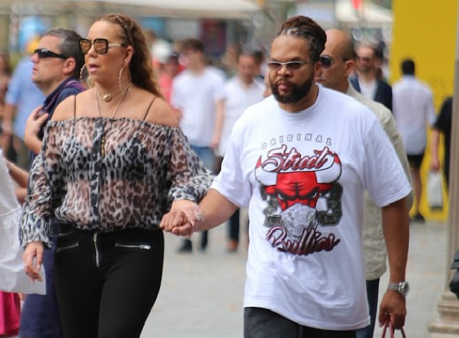 Artıq çəkilərindən narahat olmayıb transparan köynək geyindi