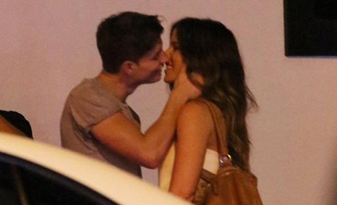 Rejissor özündən 22 yaş kiçik aktrisa ilə öpüşdü