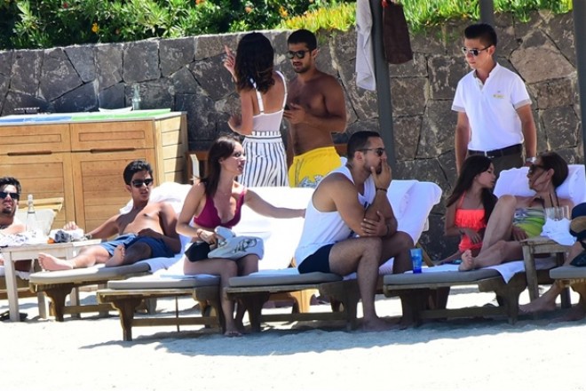 Məşhur aparıcı gənc iş adamı ilə çimərlikdə: "Biz köhnə dostuq"