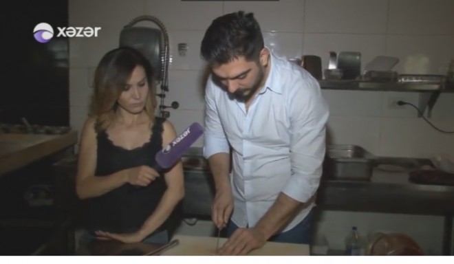 Yaşar “Toyuq sote” yeməyi bişirdi