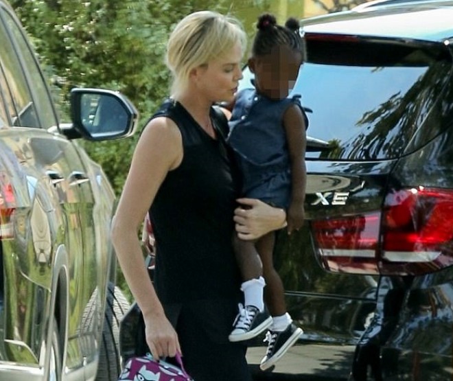 Şarliz qızı ilə görüntüləndi