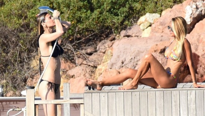 Mehmet Ali Erbilin keçmiş həyat yoldaşı bacısı ilə çimərlikdə - foto