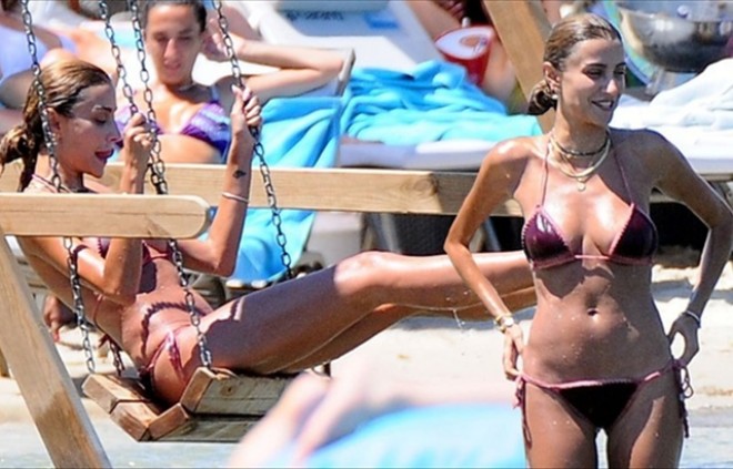 Özge Ulusoy uşaqlığına geri döndü