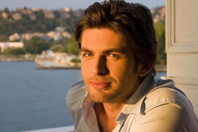 Aktyor yıxıldı, dəmirlər ciyərinə batdı