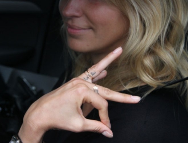 Burcu Esmersoy barmaqlarına döymə etdirdi&nbsp;