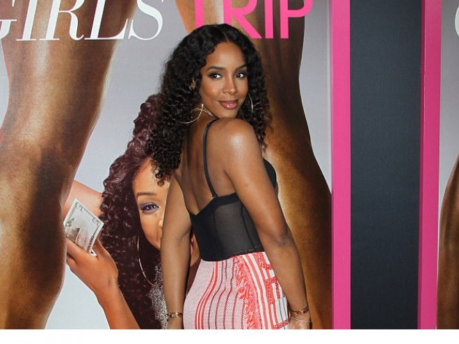 Aktrisa premyeraya sinə dekolteli libasda qatıldı - foto