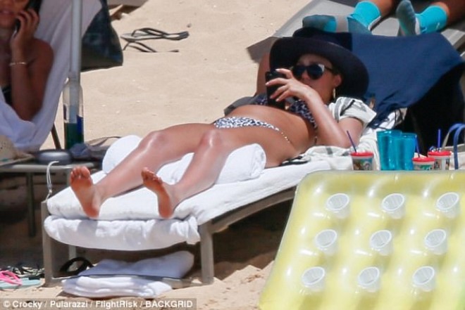 Hamilə aktrisa Havay adalarında dincəlir - foto