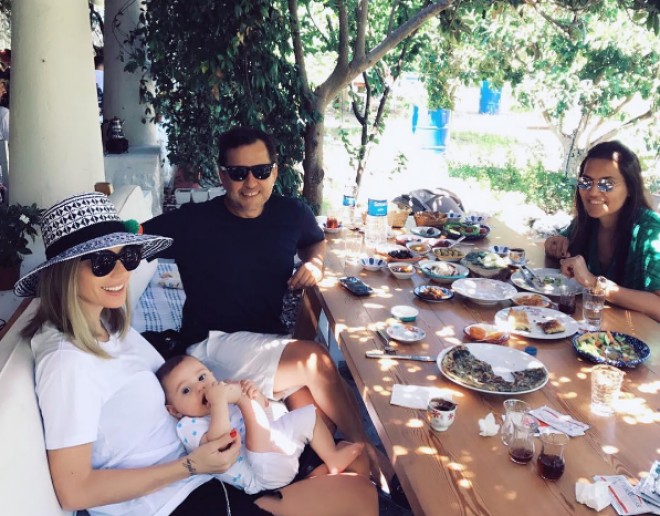 &nbsp;Gülşən və Demet səhər yeməyində - foto