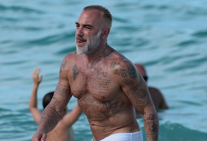 “Rəqs edən milyonçu” Mayami çimərliyində - fotolar