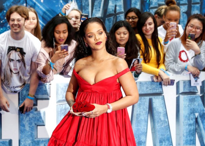 Rihannanın qırmızı sinə dekoltəli libası - fotolar