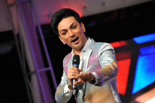 Faiq Ağayevdən sərt sözlər: “Şəp-şəp” nimdaş hala düşür, amma yazığın gəldiyi üçün geyinirsən”