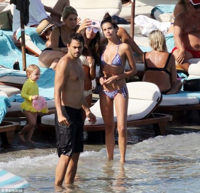 "Vikrotiya Sekret"in modeli çimərlikdə sevgilisi ilə öpüşdü - foto