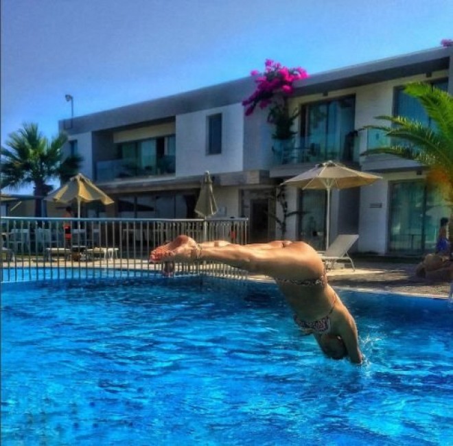 Aktrisadan hovuz şousu - foto