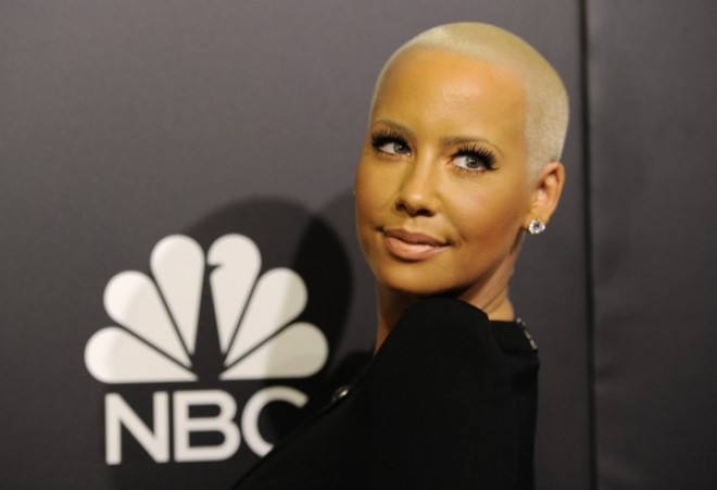 Ember sinəsini nümayiş etdirdi