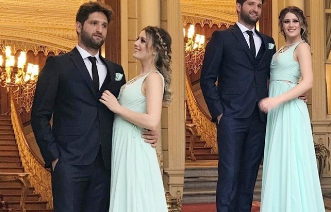 Məşhur nişanlı cütlük Çeşmədə dincəlir - foto