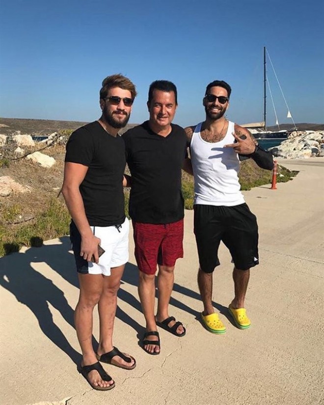 Acun dostları ilə istirahət edir