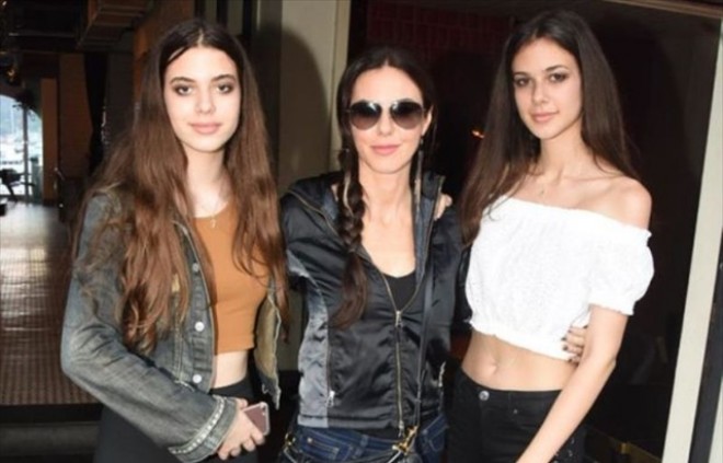 Defne Samyelinin qızları anasını ötüb keçdi