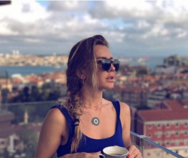 Alişanın nişanlısının estetiksiz halı - foto