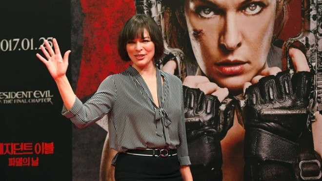 Milla Yavoviç qızları ilə Paris küçələrində - foto