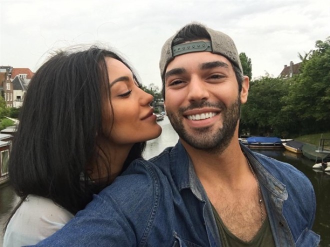 “Çoban yıldızı”nın aktyoru sevgilisi ilə Hollandiyada