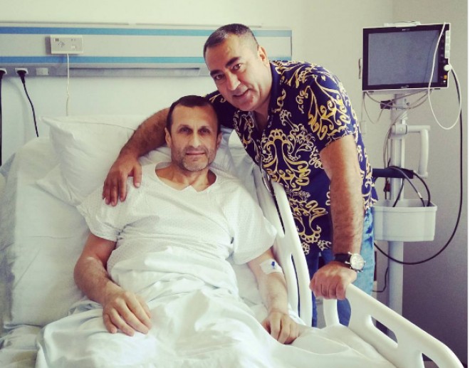 Əməliyyat olunan əməkdar artisti həmkarı ziyarət etdi