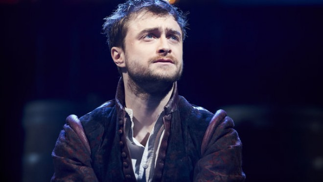 Hücuma məruz qalan turistə aktyor Deniel Redkliff kömək etdi