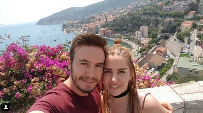 Mustafa Ceceli ilk dəfə xanımı ilə fotosunu paylaşdı