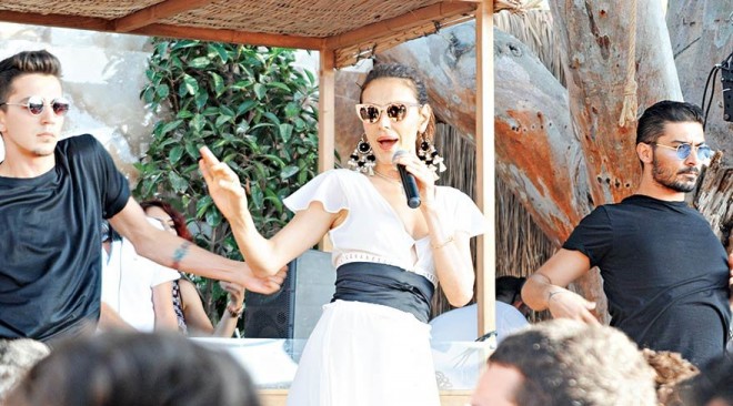 İfaçı sevənləri ilə görüşdü