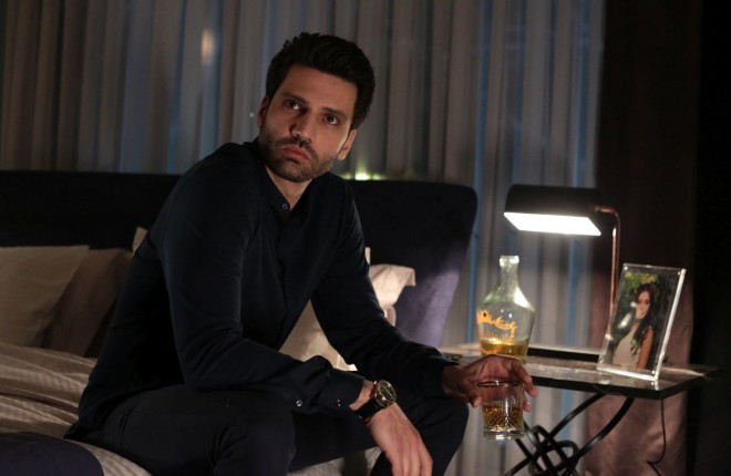 ​"Kara sevda"nın Emiri sevgilisi ilə - fotolar